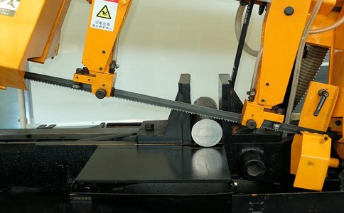 东宝数控带锯床自动送料精度会出现偏差吗？